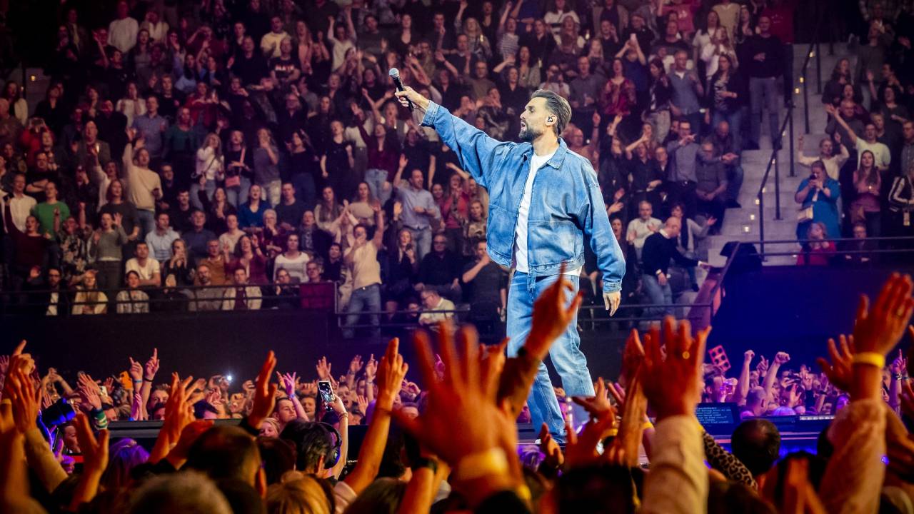 この方法で、ソファから De Vrienden van Amstel LIVE 2025 をライブで視聴できます