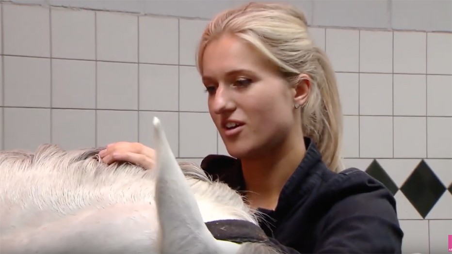 Videosnack: Britts paard zit onder de poep - TVgids.nl