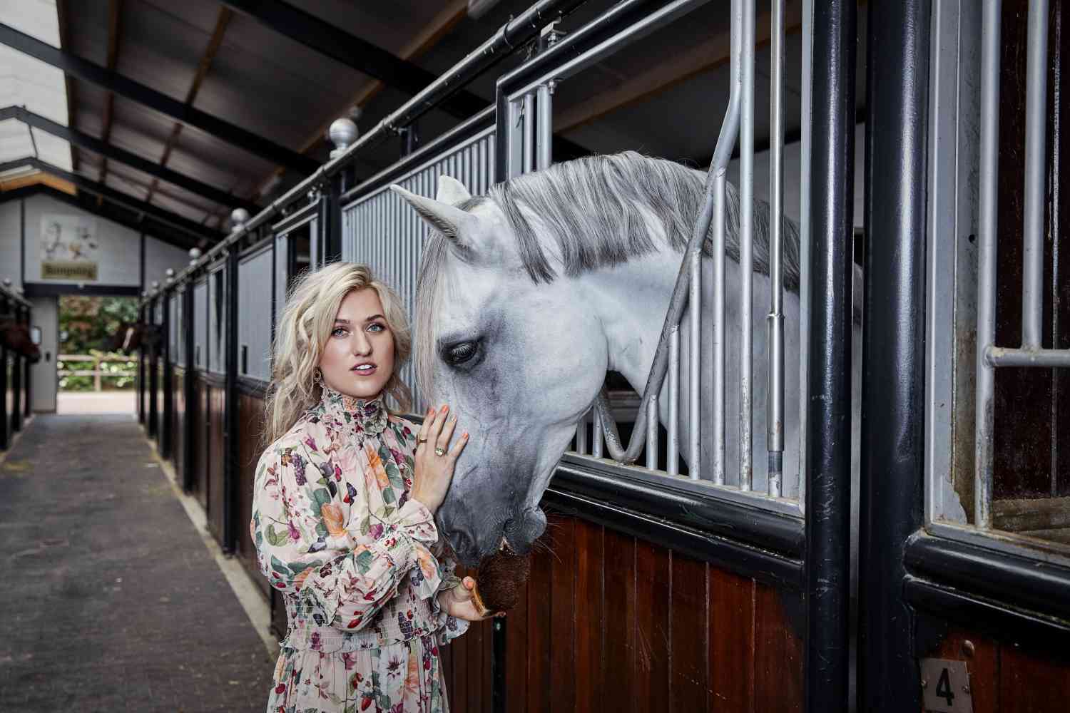 Britt Dekker lanceert eigen streamingdienst over paarden - TVgids.nl