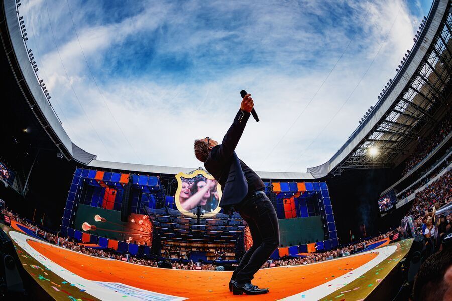 Kijk mee met een compilatie van Guus Meeuwis: Groots met een zachte G