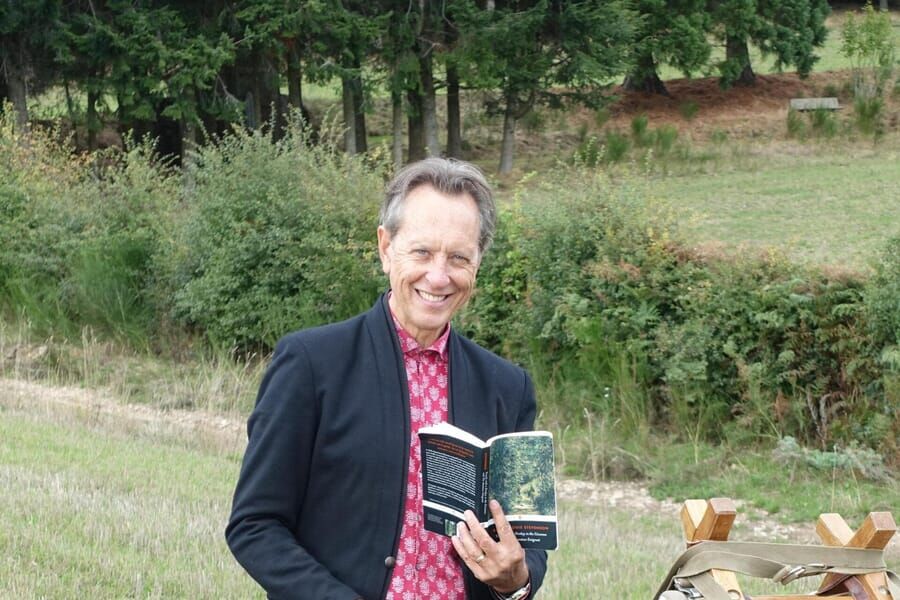 Richard E. Grant gaat op pad met een ezel in De Wereld Rond met Boeken