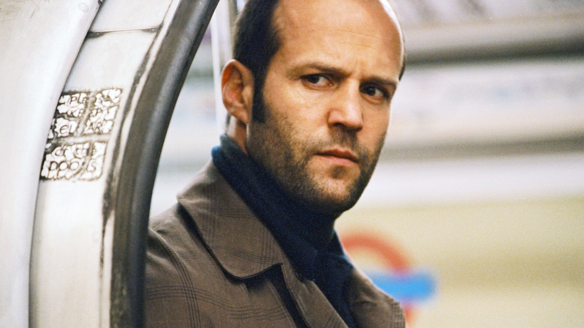 Jason Statham gaat het criminele pad op in The Bank Job - TVgids.nl