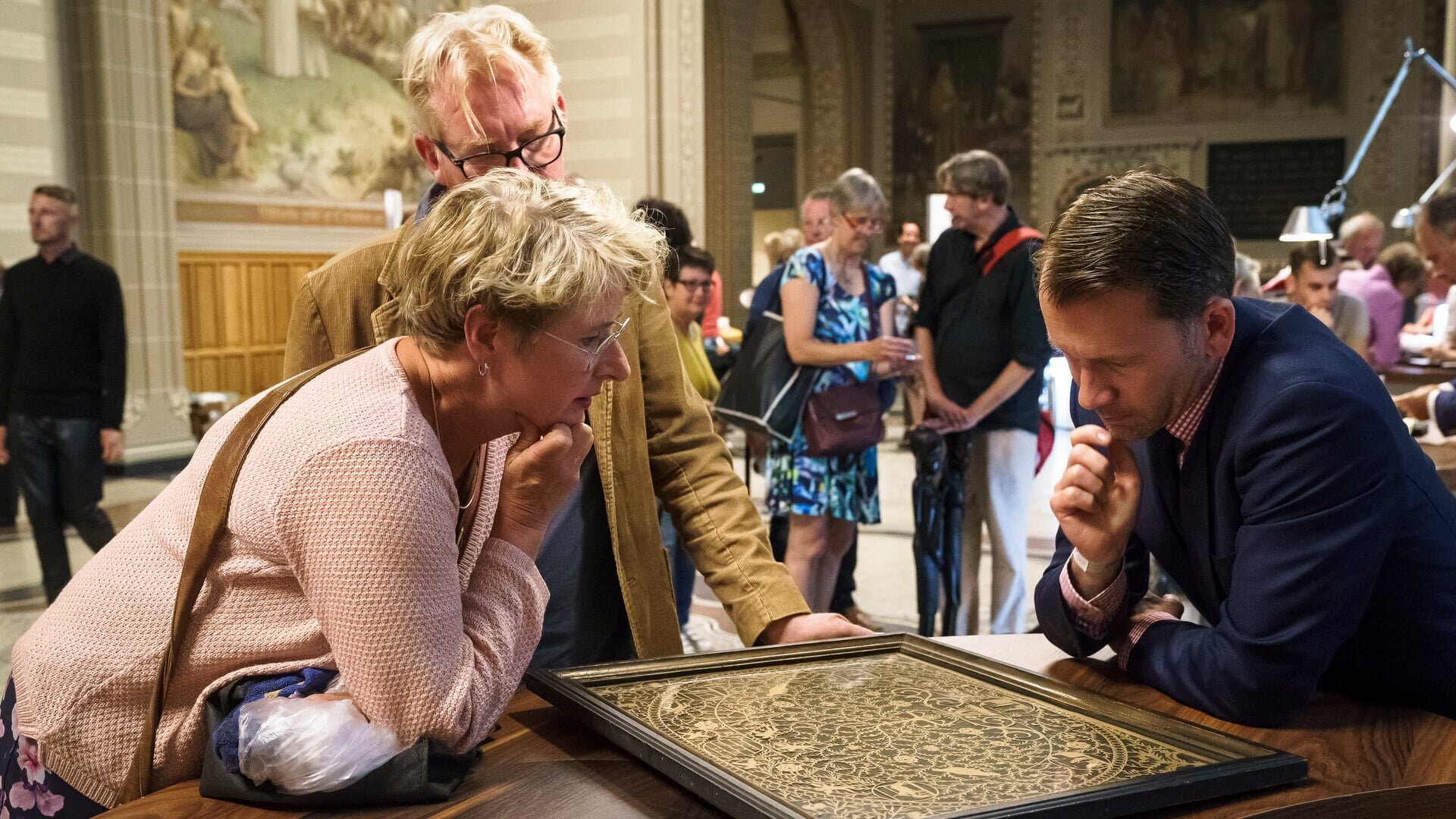 De experts van Tussen Kunst & Kitsch buigen zich over een schilderij