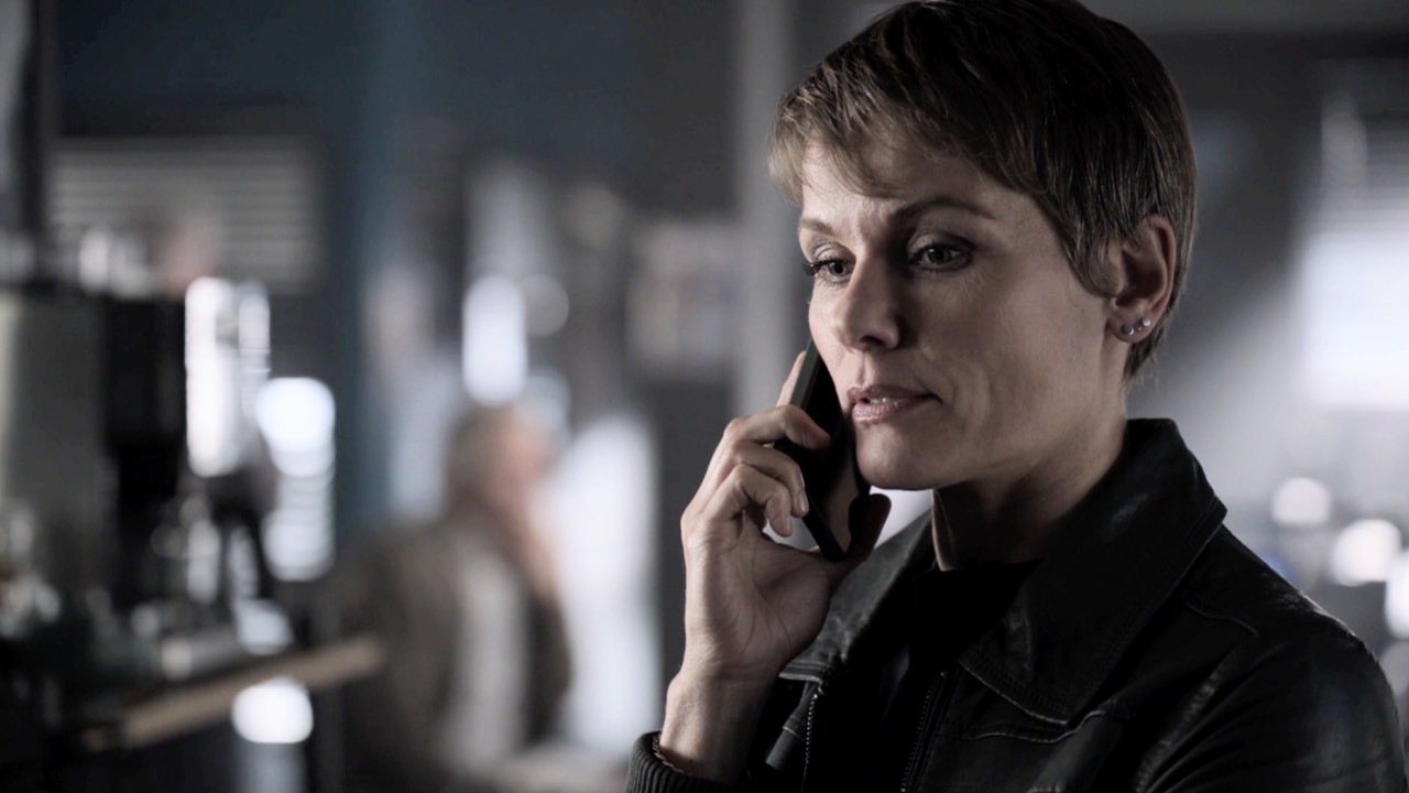 Wolfs staat er alleen voor als Eva in het ziekenhuis beland in Flikken Maastricht