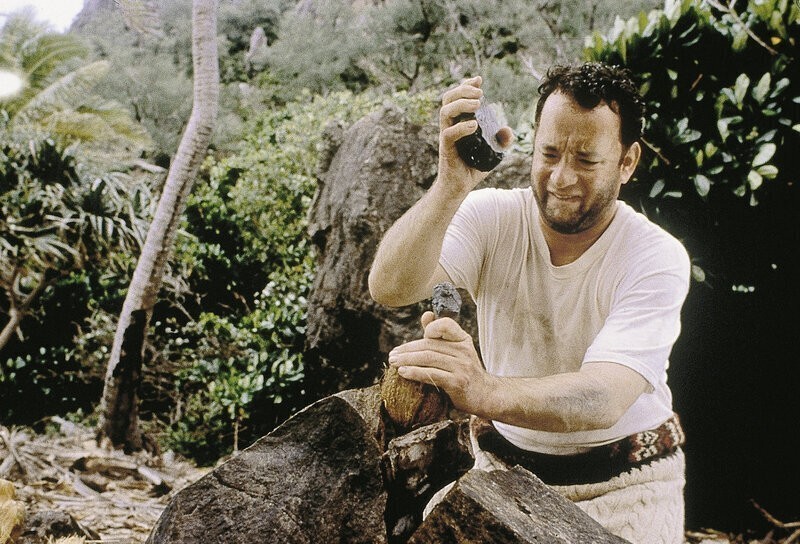 Tom Hanks spoelt met volleybal aan op een eiland - TVgids.nl