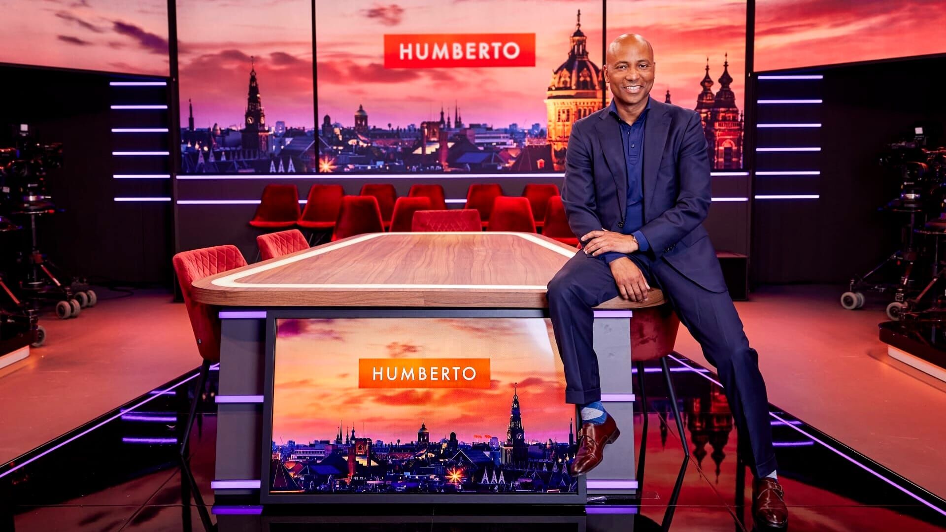 Humberto Tan bespreekt de actualiteiten met bijzondere tafelgasten