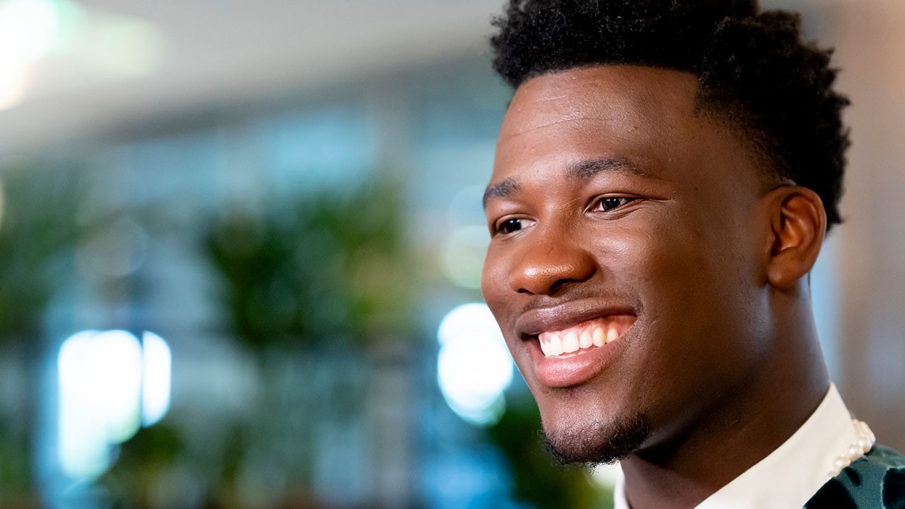 Hoe laat treedt Claude op tijdens de eerste halve finale van het