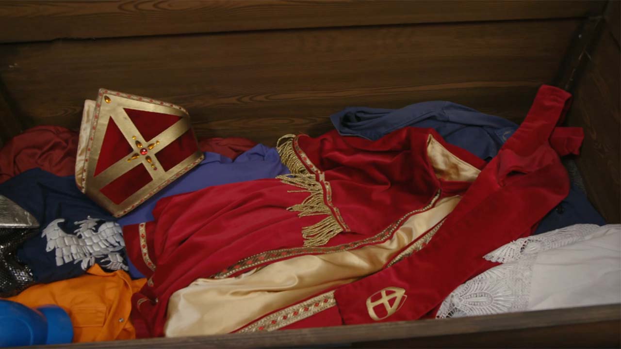 Gisteren in Het Sinterklaasjournaal: Sinterklaas trekt zijn kleren uit