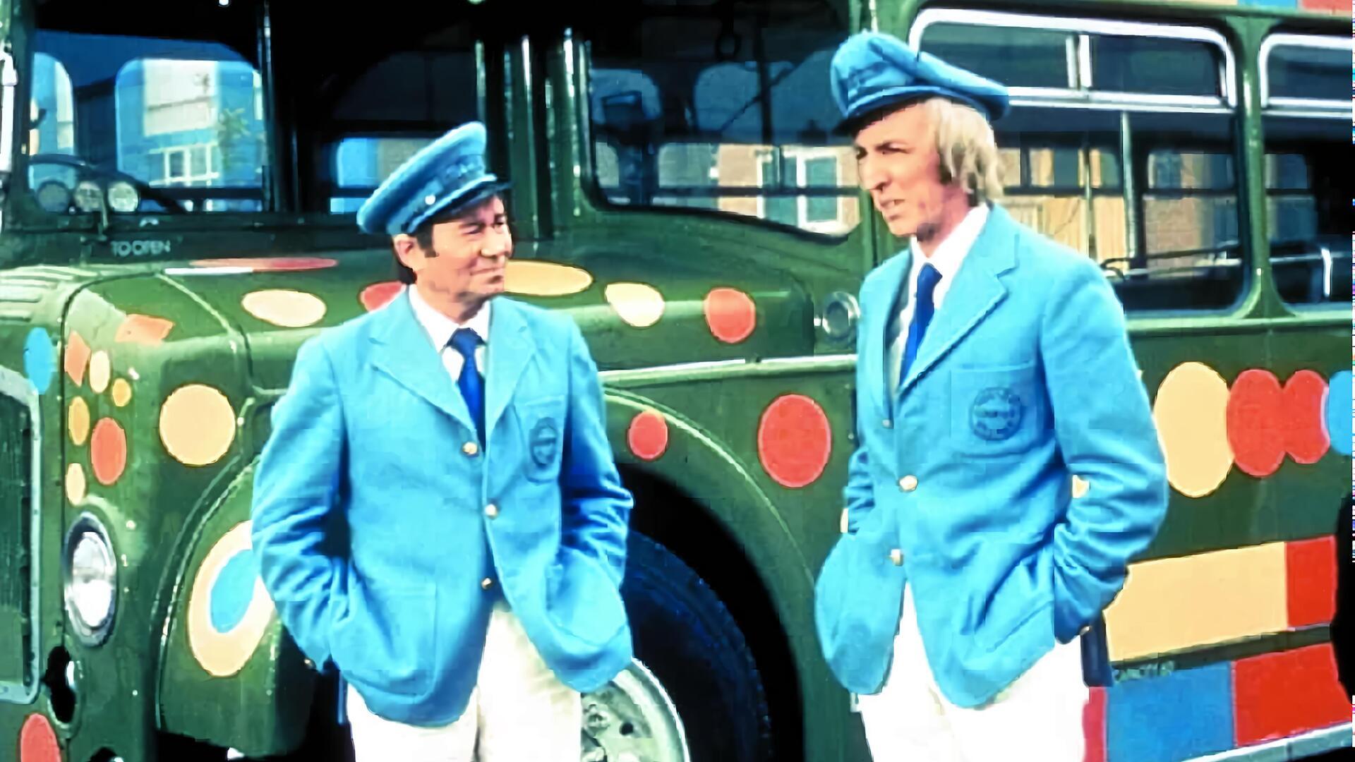 Een chaotische vakantie vol komische situaties in Holiday on the Buses