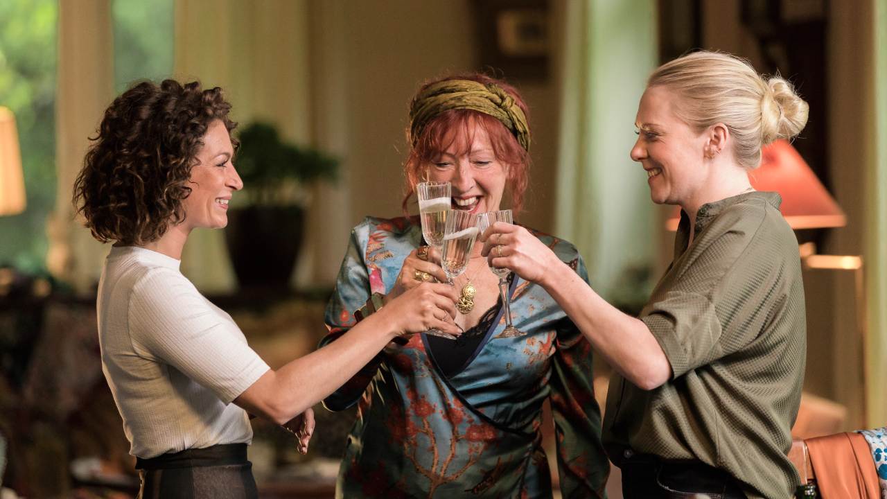 Jelka van Houten en Eva van de Wijdeven zijn zusjes in Huisvrouwen