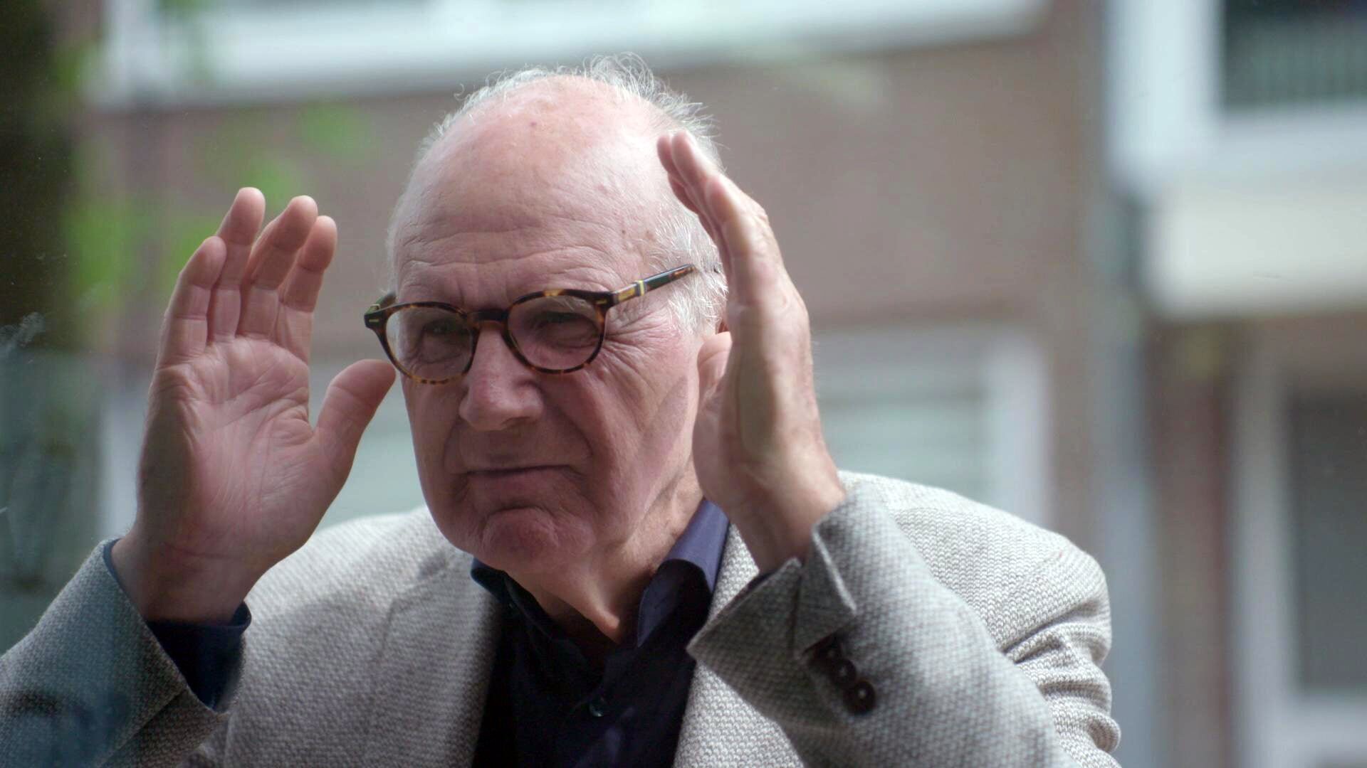 Philip Freriks gaat in gesprek met diverse demonstranten in In de