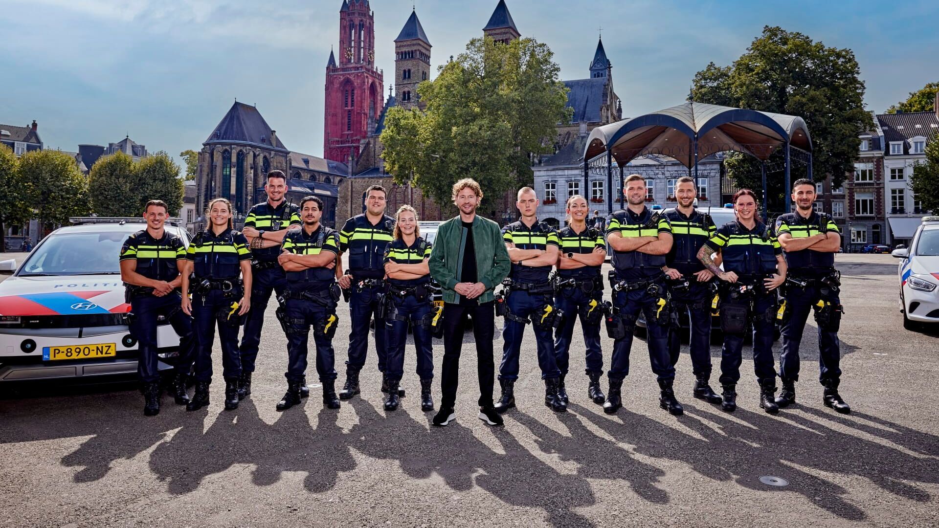 Can en Lars verlenen hulp aan een inbreker in Bureau Maastricht