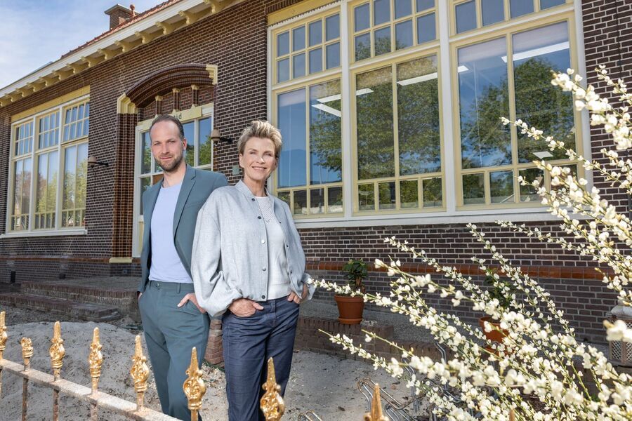 Anita Witzier bekijkt een voormalige onderwijzerswoning in De Verbouwing van de Eeuw