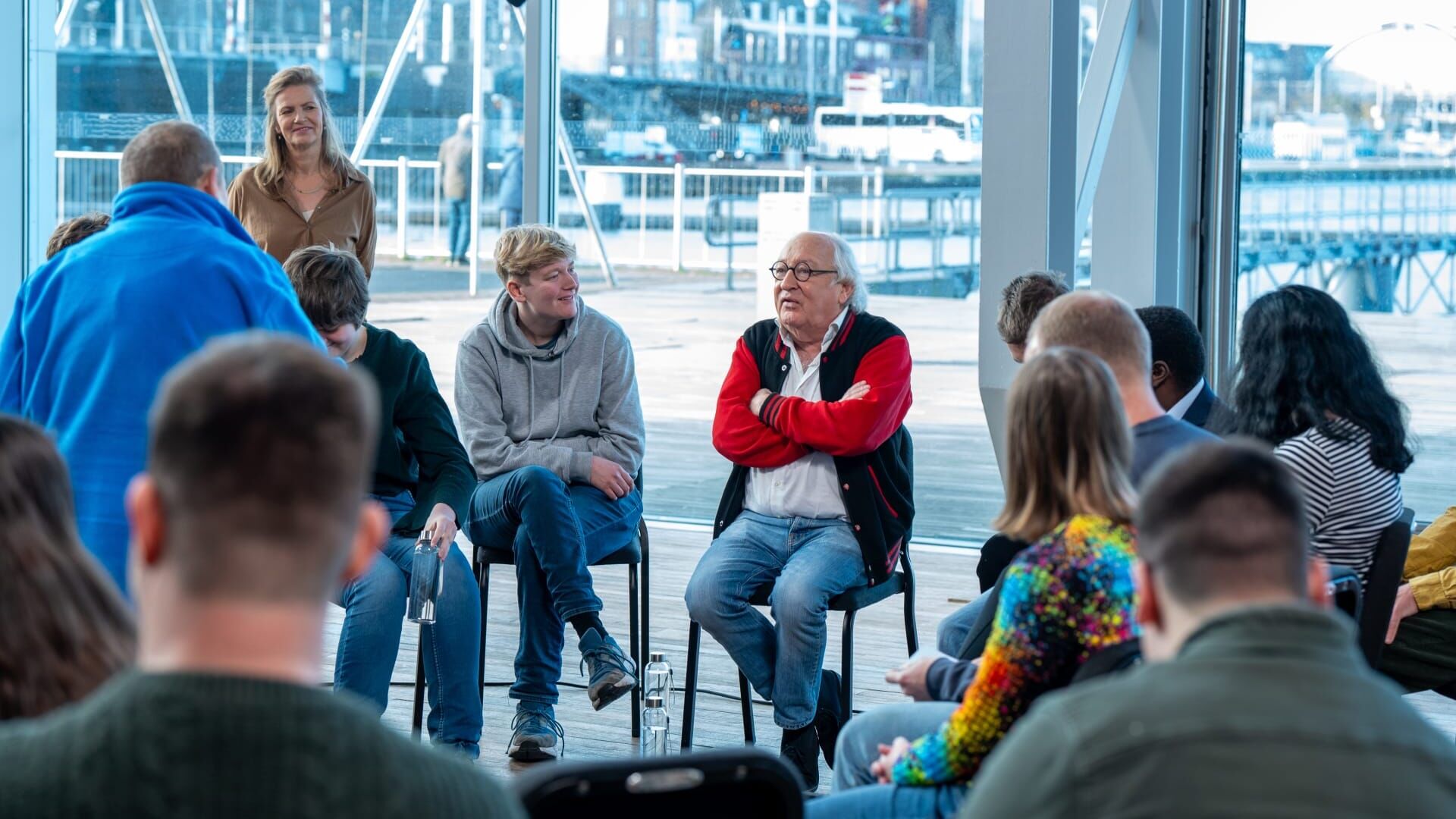 Youp van 't Hek laat zich interviewen in de eerste aflevering van Een