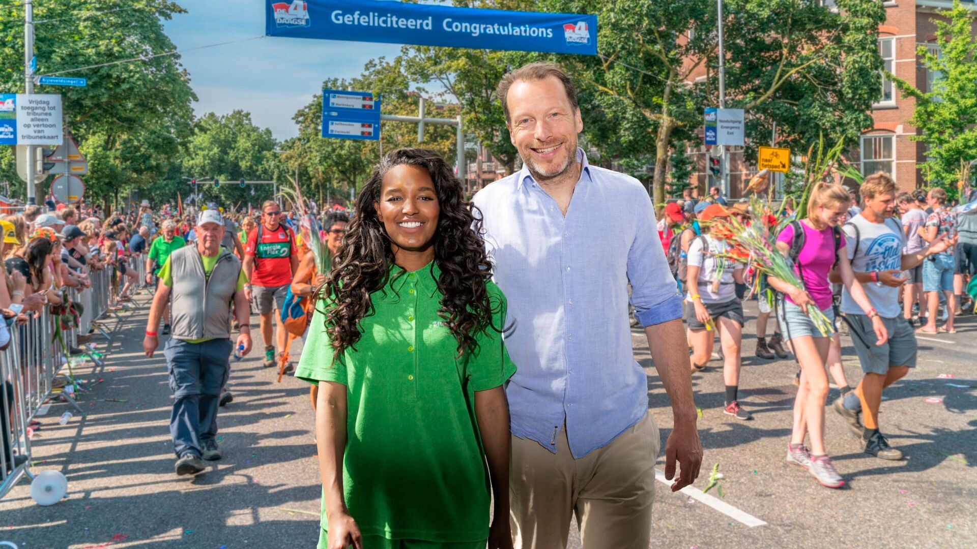 Het Gevoel van de Vierdaagse loopt tijdens de derde wandeldag door wijngaarden