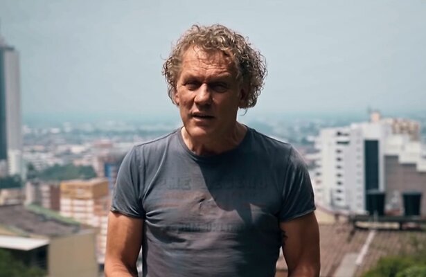 Kees van der Spek reist in Kees van der Spek Ontmaskert af naar Kenia om Ronalds moeder te redden - TVgids.nl