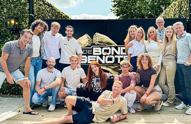 De Bondgenoten begint op een nieuw tijdstip met een extra lange aflevering  - TVgids.nl