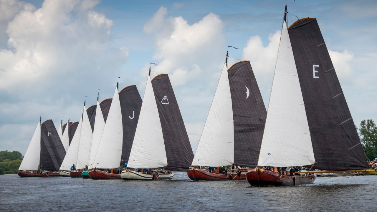 Kijk LIVE: SKS Skûtsjesilen 2025 vanuit De Lemmer (deel 1)