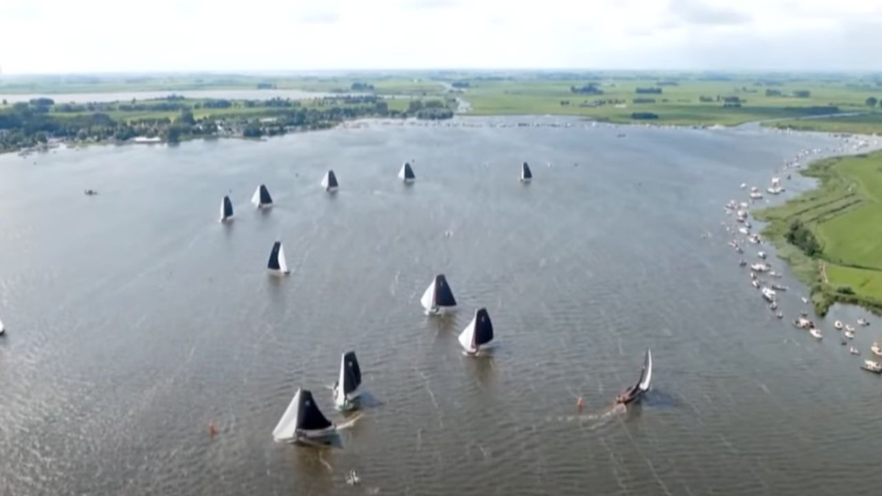 Kijk LIVE: SKS Skûtsjesilen 2025 vanuit Woudsend (Wâldsein)