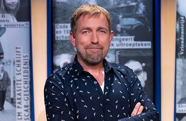 Harm Edens shockeert kijkers Dit Was Het Nieuws met jockstrap