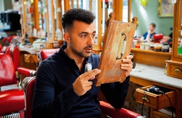 Özcan Akyol in De Geknipte Gast
