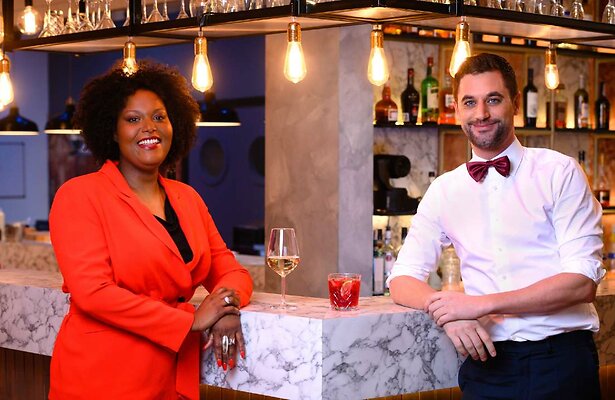 Denice Dest en barman Victor Abeln in First Dates