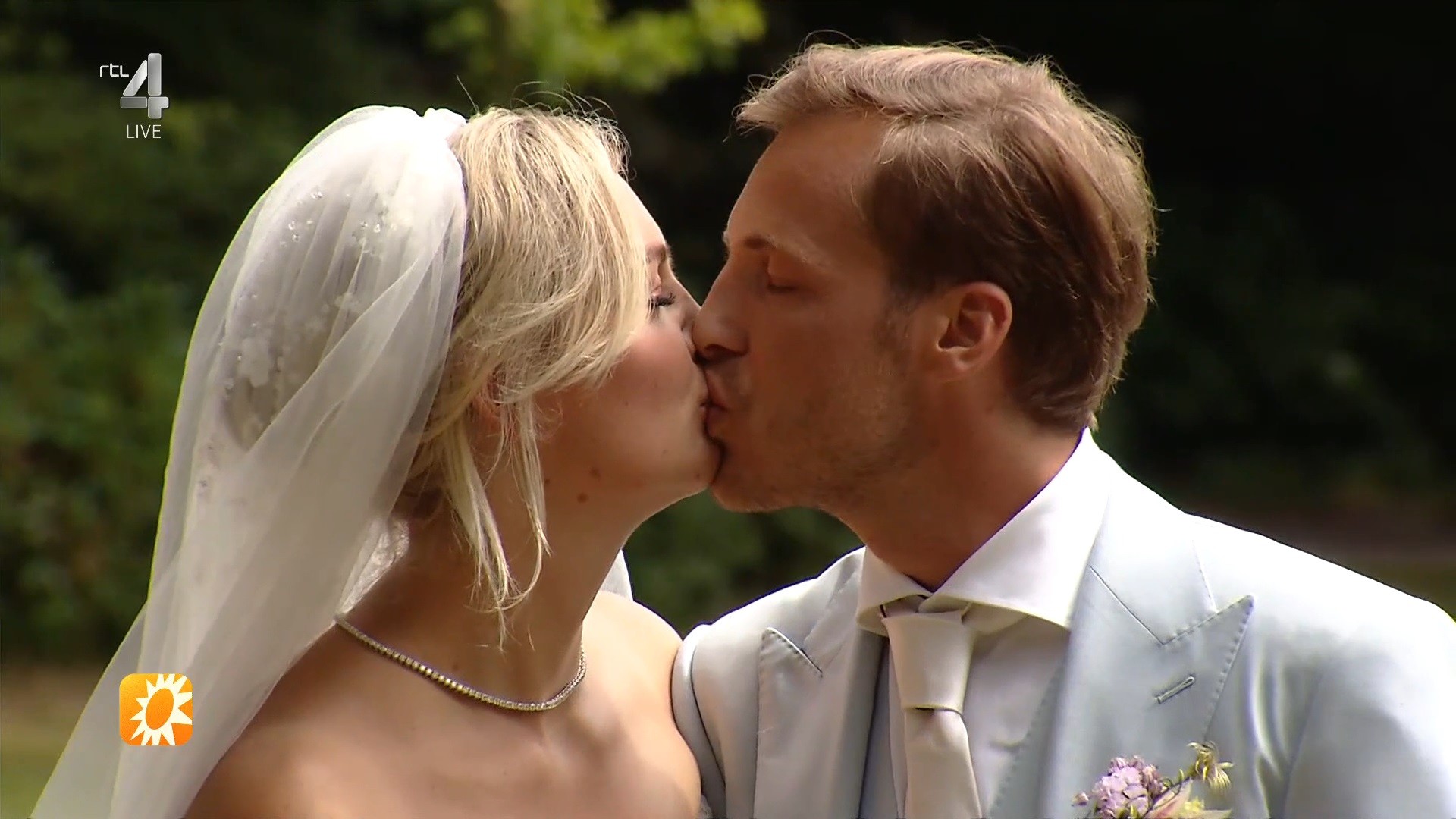 Zien: Trouwfoto's Maxime en Leroy - TVgids.nl