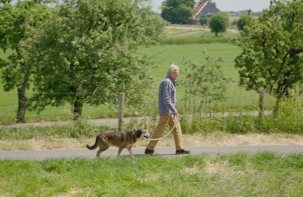 Frans Bromet met zijn hond in Met Bromet naar Hondencursus