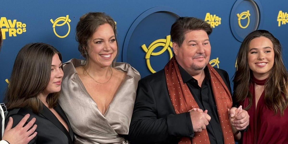 Martijn Krabbé en famille sur le tapis bleu au Gala du Gouden Televizier-Ring