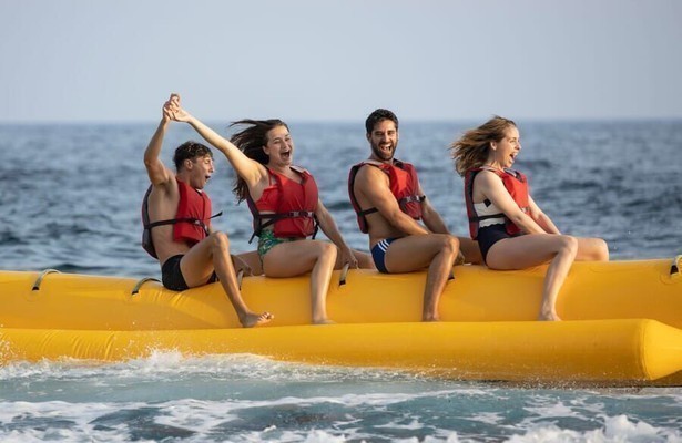 Barbara Sloesen en Sanne Langelaar in Alles Is Zoals Het Zou Moeten Zijn