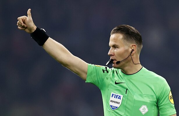 Scheidsrechter Danny Makkelie tijdens Ajax - PSV