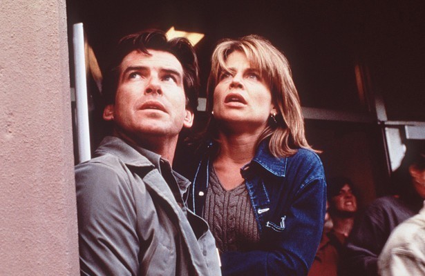Pierce Brosnan en Linda Hamilton in Dante's Peak