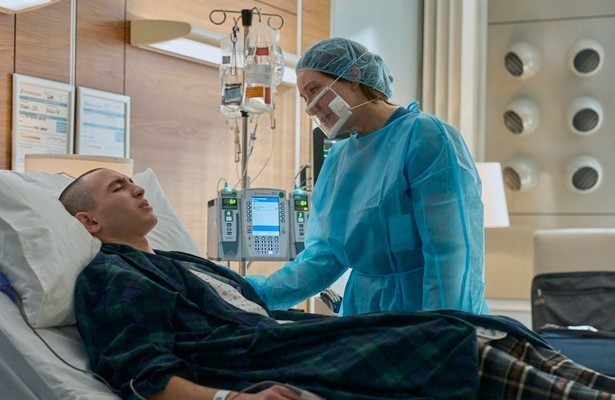 Caleb Malis en Molly Parker in Doc