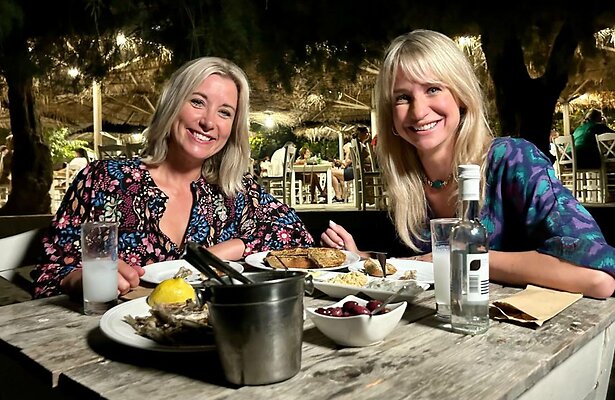 Carrie ten Napel en Dionne Stax als presentatoren in Griekenland.