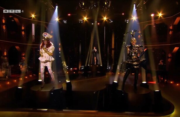 Star Sissy en Miss Showbee treden op met Davina Michelle.