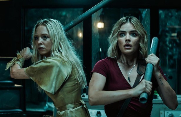 Portia Doubleday en Lucy Hale in Fantasy Island