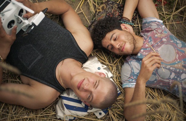 Josha Stradowski als Joris en Majd Mardo als Yad (Gewoon Vrienden)