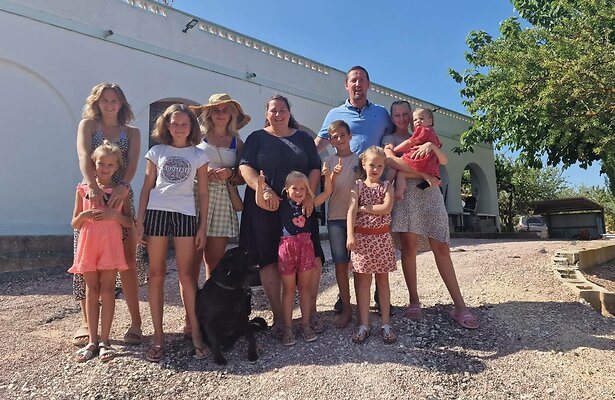 De familie Jelies bij hun nieuwe huis in Spanje.