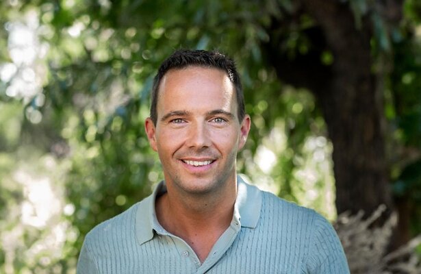 Boer John reageert verslagen.