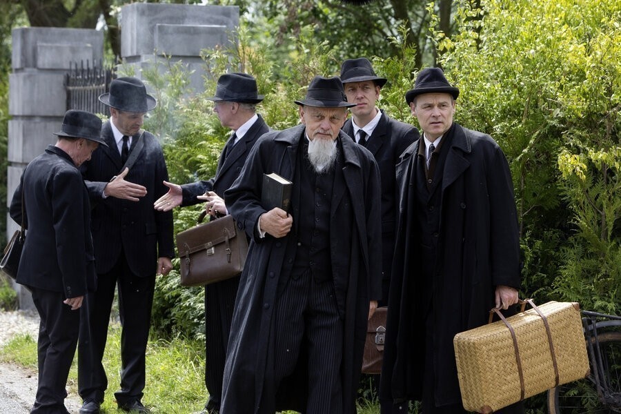 Knielen op een bed violen