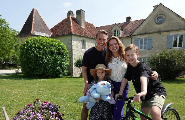 Raymond, Susanne en de kids doen mee aan het programma.