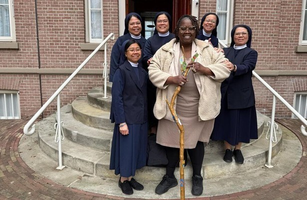 Shirma Rouse met zusters Kloostergasten