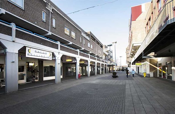 De winkelstraat loopt leeg