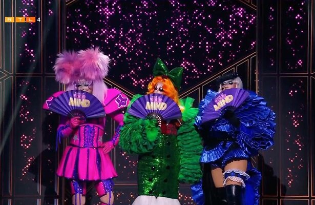 Lucy Noballs en Shirley Bassie & Adriana Grande wachten op de uitslag van de vakjury.