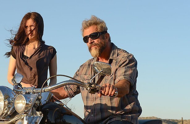 Erin Moriarty en Mel Gibson in Blood Father