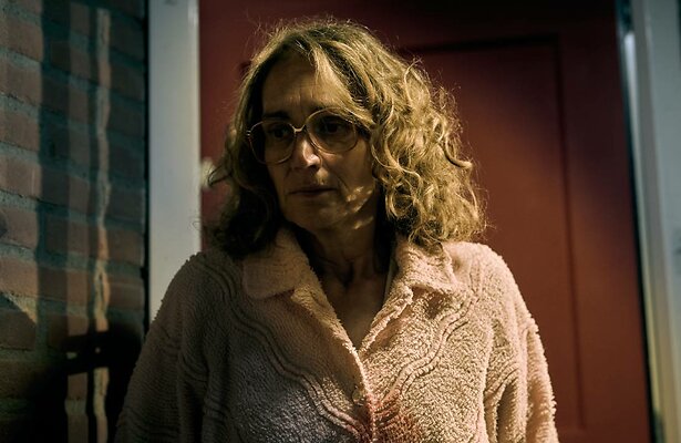 Monic Hendrickx als Gré in de serie, de moeder van Paul Spruit.