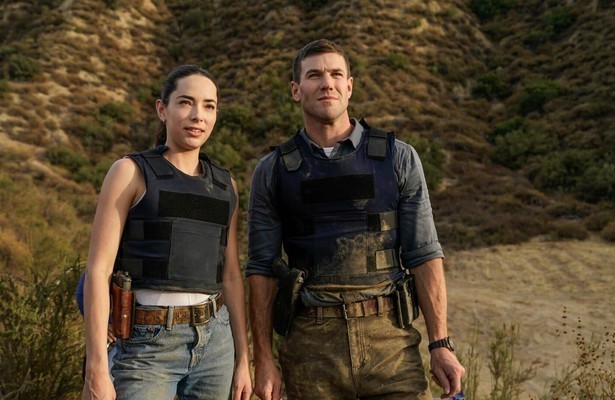 Mariel Molino en Austin Stowell in NCIS: Origins