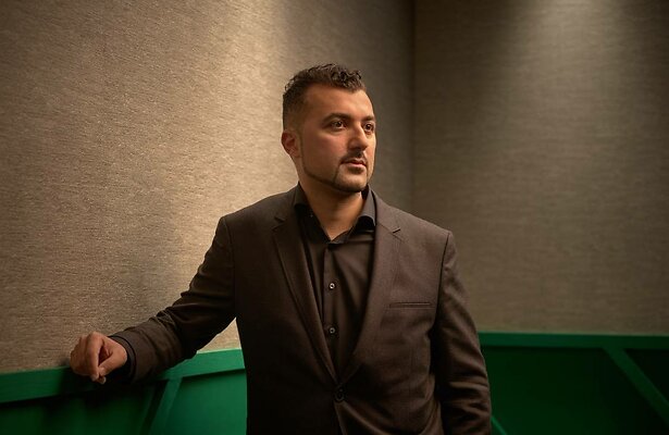 Özcan Akyol presenteert De Geknipte Gast al heel wat seizoenen.