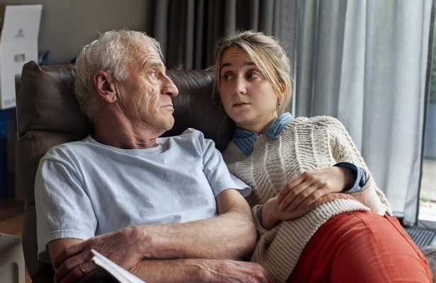 Johan Leysen en Julia Akkermans in Pink Moon