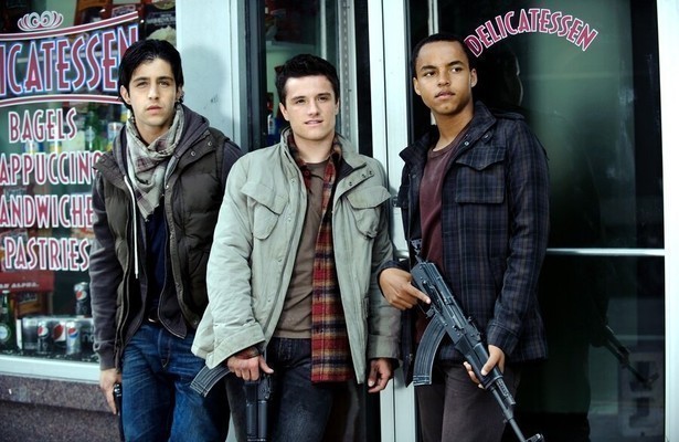 Josh Peck, Josh Hutcherson en Connor Cruise in Red Dawn